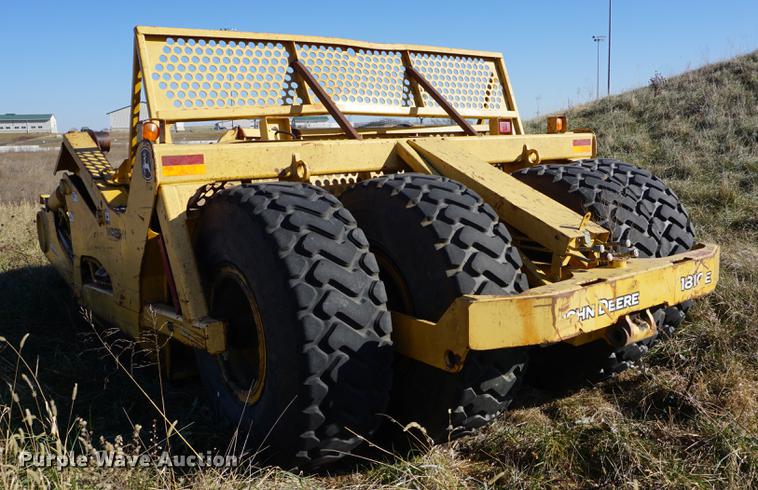 image for item DB0273 2005 John Deere 1810E scraper