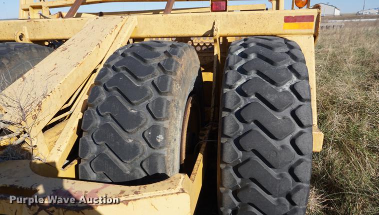 image for item DB0273 2005 John Deere 1810E scraper