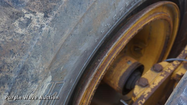 image for item DB0273 2005 John Deere 1810E scraper