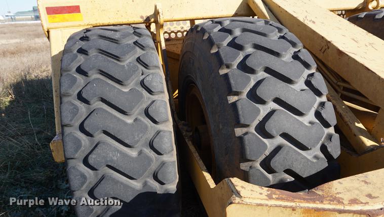 image for item DB0273 2005 John Deere 1810E scraper