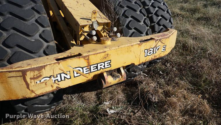 image for item DB0273 2005 John Deere 1810E scraper