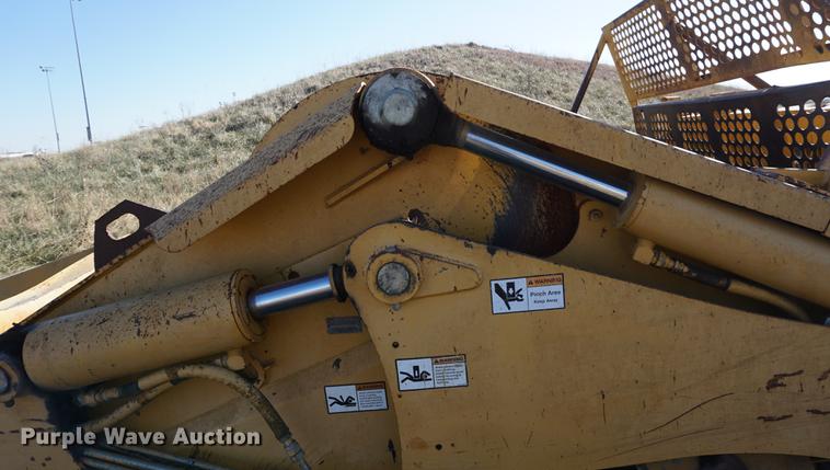 image for item DB0273 2005 John Deere 1810E scraper