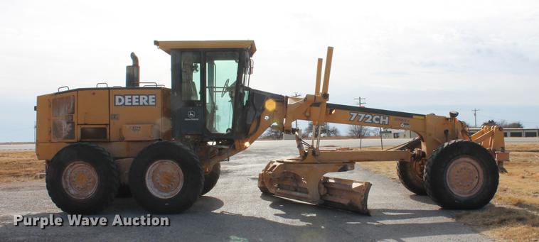 image for item DB5041 2004 John Deere 772CH II motor grader