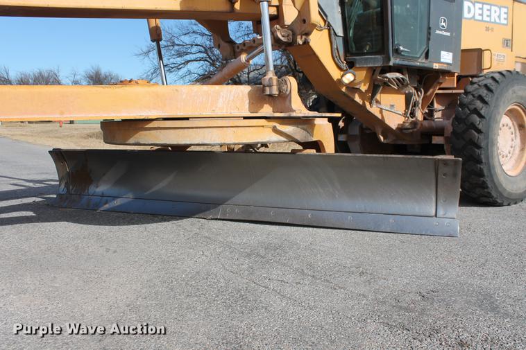 image for item DB5041 2004 John Deere 772CH II motor grader