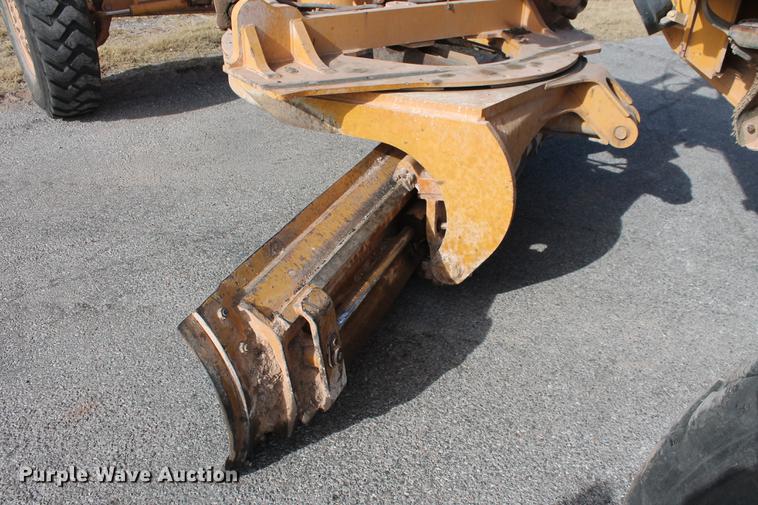 image for item DB5041 2004 John Deere 772CH II motor grader