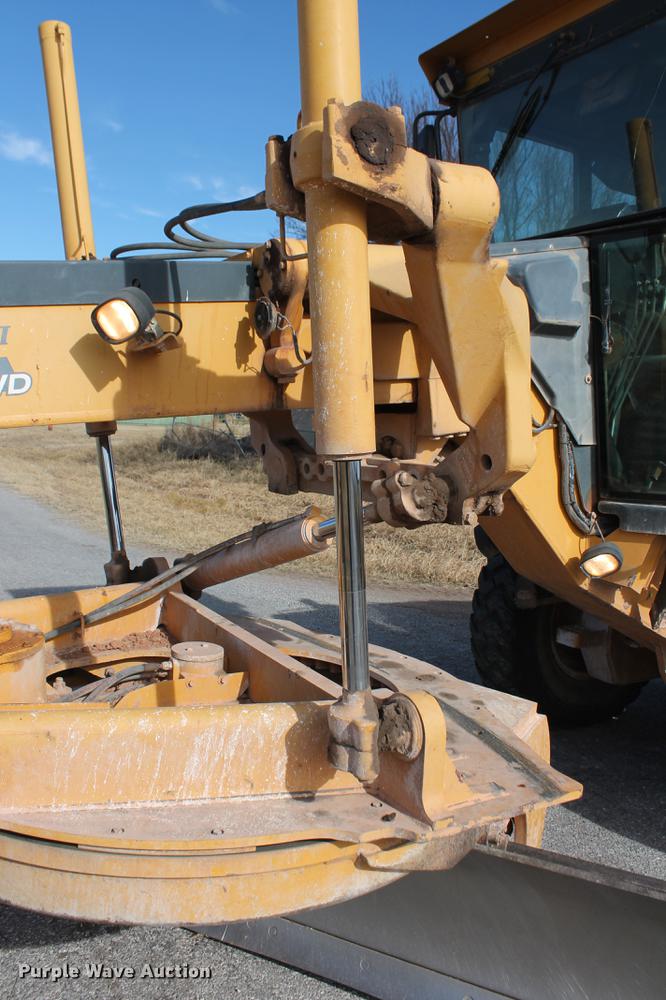 image for item DB5041 2004 John Deere 772CH II motor grader