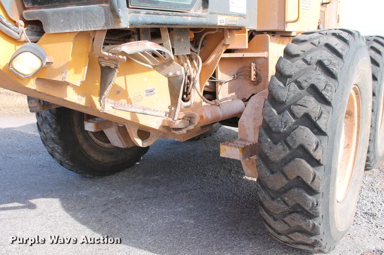 image for item DB5041 2004 John Deere 772CH II motor grader