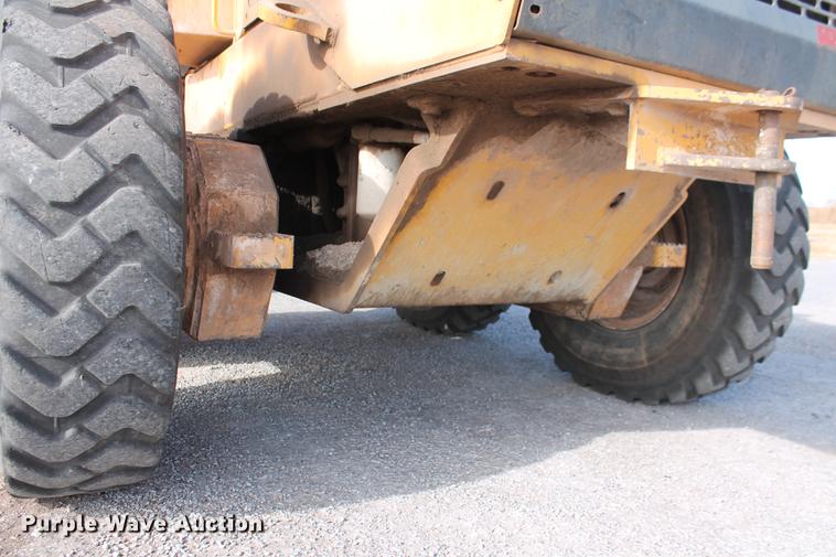 image for item DB5041 2004 John Deere 772CH II motor grader