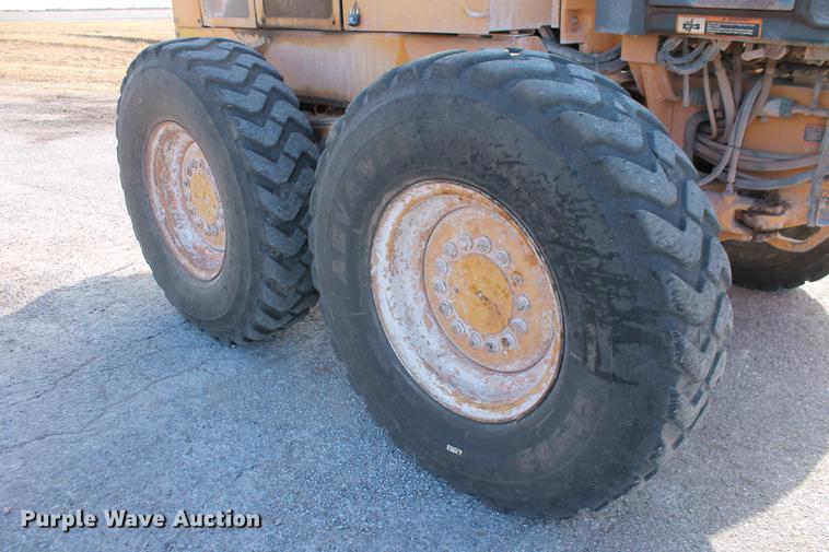 image for item DB5041 2004 John Deere 772CH II motor grader