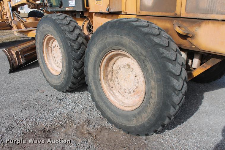 image for item DB5041 2004 John Deere 772CH II motor grader