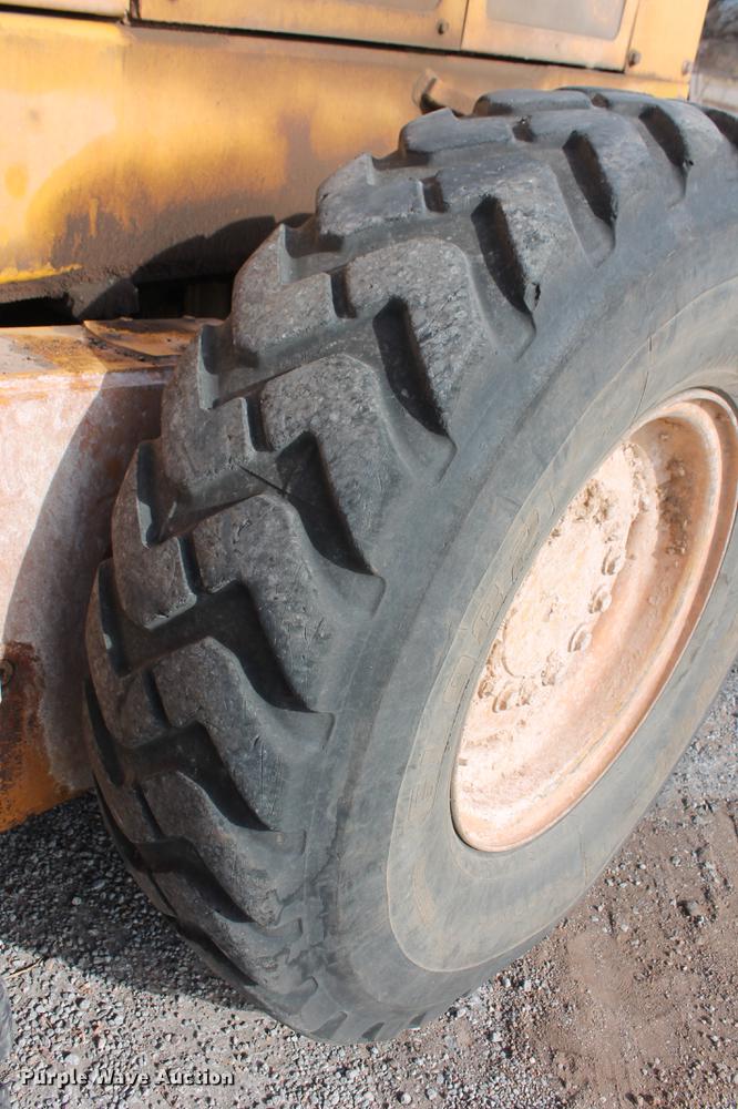 image for item DB5041 2004 John Deere 772CH II motor grader