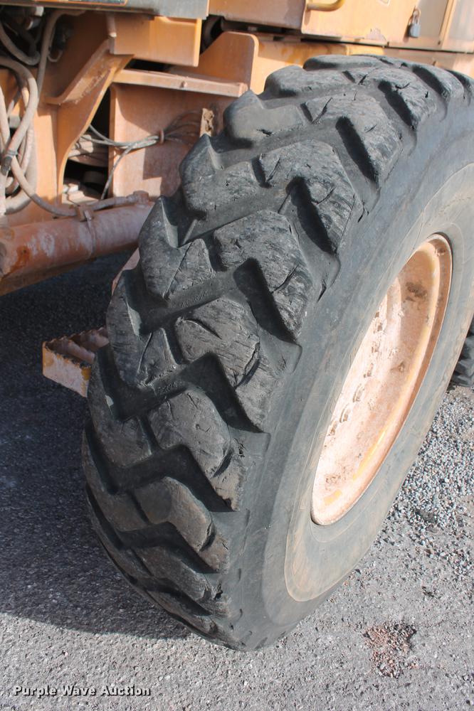 image for item DB5041 2004 John Deere 772CH II motor grader