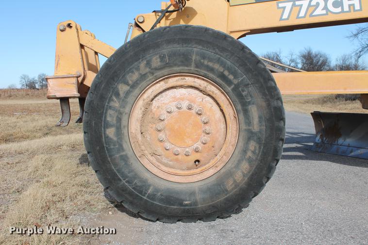 image for item DB5041 2004 John Deere 772CH II motor grader