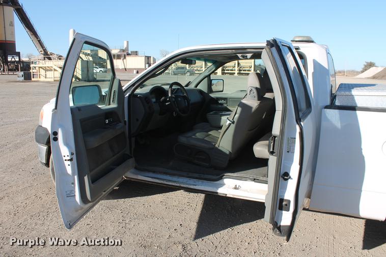 image for item DB5046 2006 Ford F150 STX Super Cab pickup truck