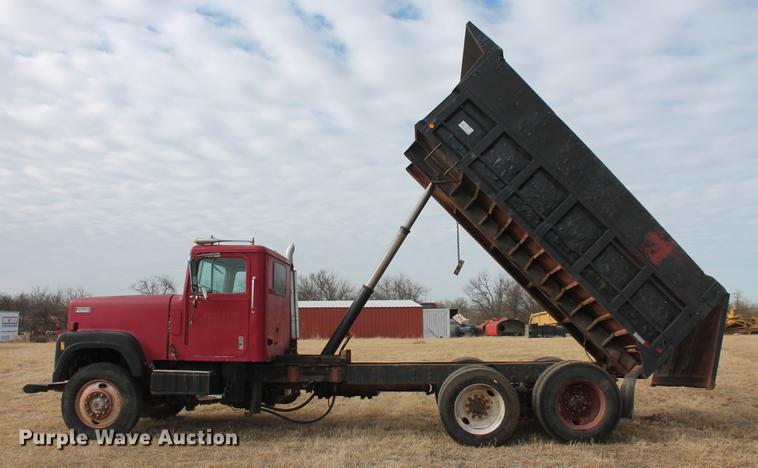 image for item DB5059 1981 International F4370 Transter 4300 dump truck