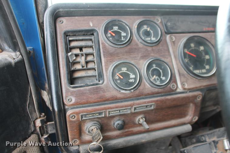 image for item DB5060 1990 Freightliner FLD truck chassis