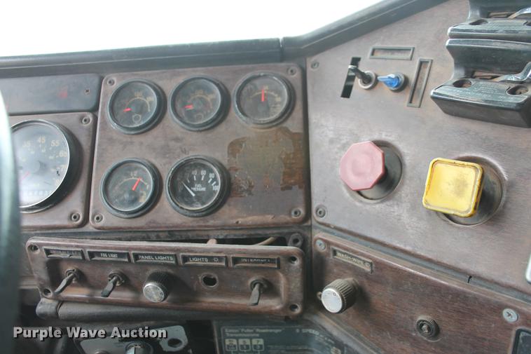 image for item DB5060 1990 Freightliner FLD truck chassis