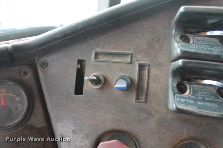 image for item DB5060 1990 Freightliner FLD truck chassis