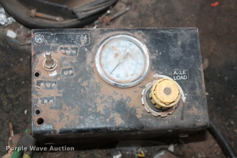 image for item DB5060 1990 Freightliner FLD truck chassis