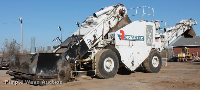 image for item DB5068 2013 Roadtec SB-2500E Shuttle Buggy material transfer vehicle