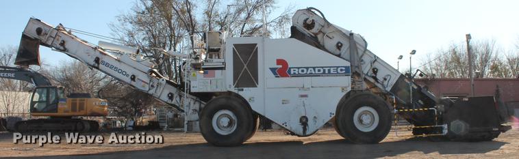 image for item DB5068 2013 Roadtec SB-2500E Shuttle Buggy material transfer vehicle