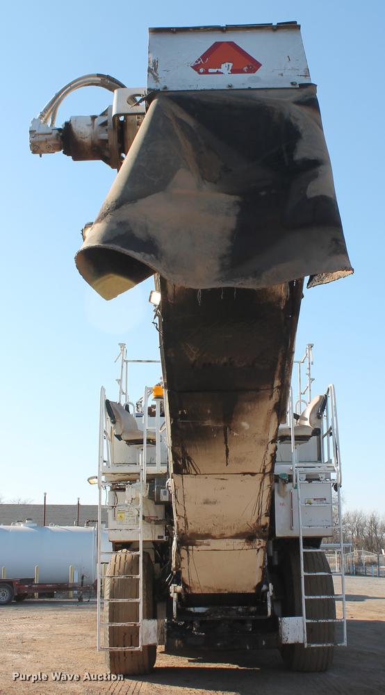 image for item DB5068 2013 Roadtec SB-2500E Shuttle Buggy material transfer vehicle