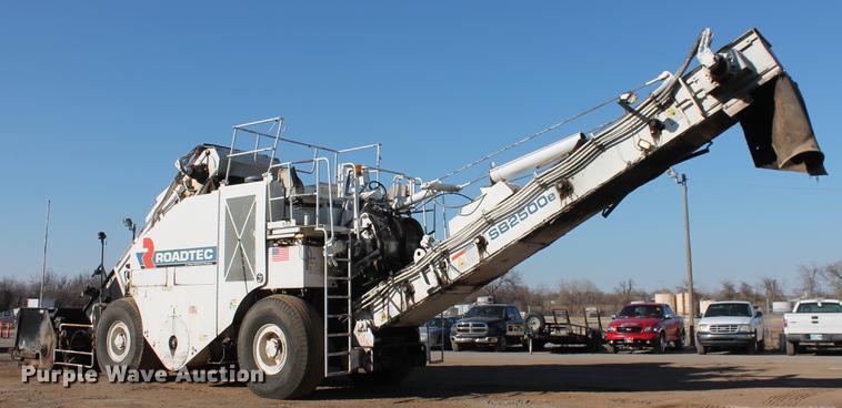 image for item DB5068 2013 Roadtec SB-2500E Shuttle Buggy material transfer vehicle