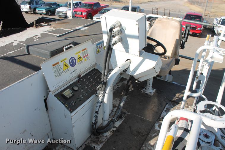 image for item DB5068 2013 Roadtec SB-2500E Shuttle Buggy material transfer vehicle