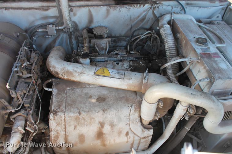 image for item DB5068 2013 Roadtec SB-2500E Shuttle Buggy material transfer vehicle