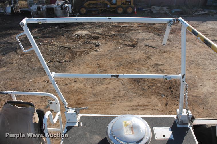 image for item DB5068 2013 Roadtec SB-2500E Shuttle Buggy material transfer vehicle