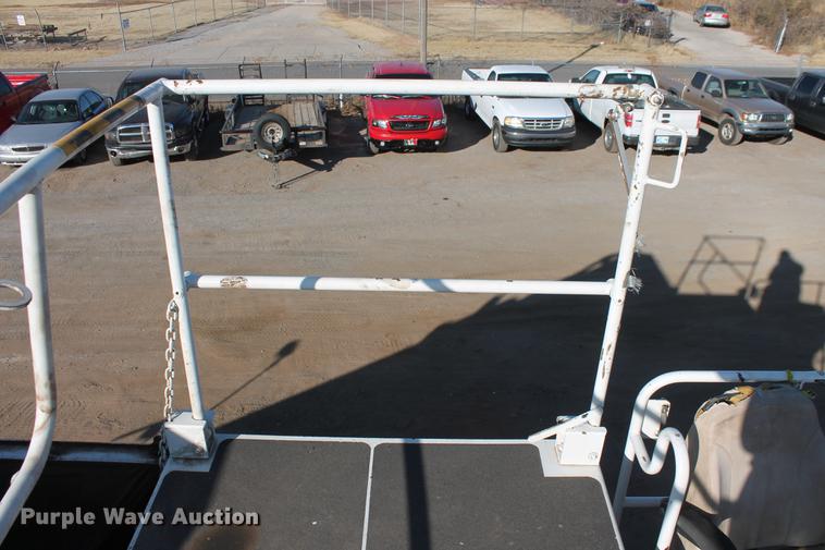 image for item DB5068 2013 Roadtec SB-2500E Shuttle Buggy material transfer vehicle