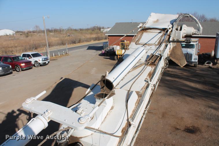 image for item DB5068 2013 Roadtec SB-2500E Shuttle Buggy material transfer vehicle