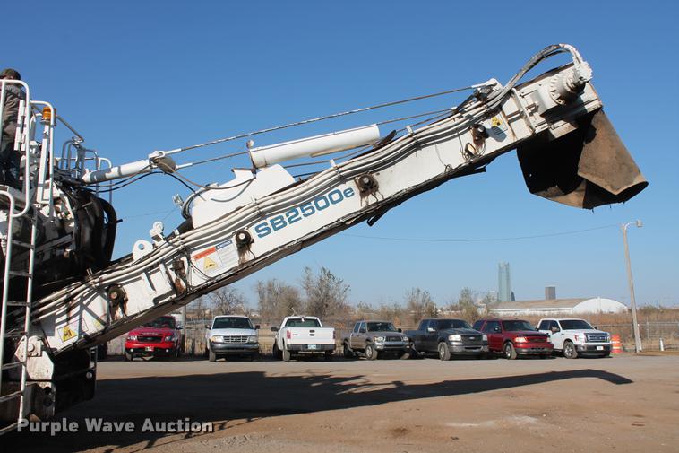 image for item DB5068 2013 Roadtec SB-2500E Shuttle Buggy material transfer vehicle