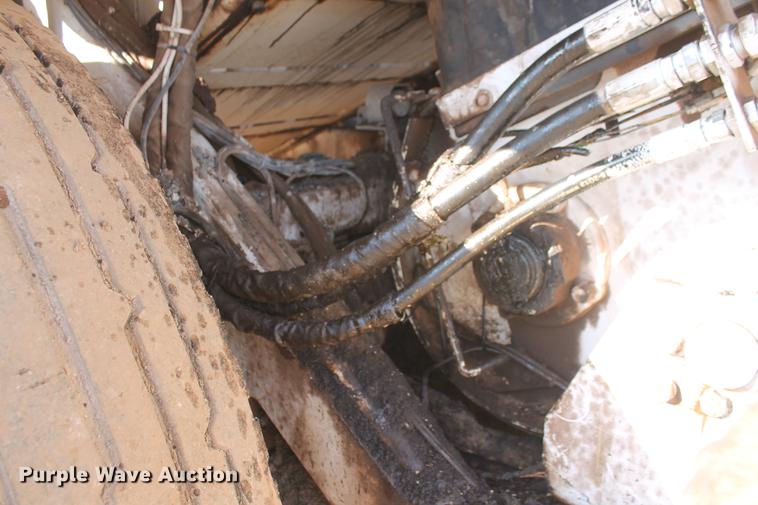 image for item DB5068 2013 Roadtec SB-2500E Shuttle Buggy material transfer vehicle