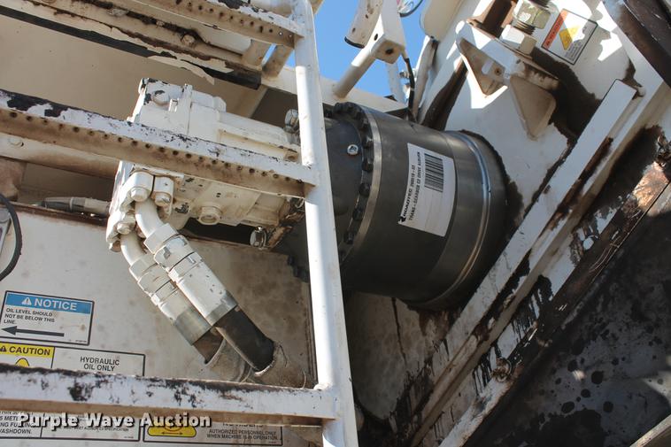 image for item DB5068 2013 Roadtec SB-2500E Shuttle Buggy material transfer vehicle