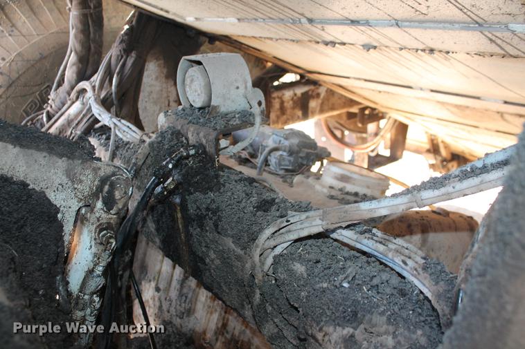 image for item DB5068 2013 Roadtec SB-2500E Shuttle Buggy material transfer vehicle