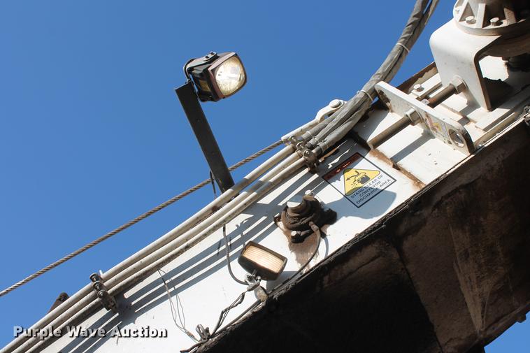 image for item DB5068 2013 Roadtec SB-2500E Shuttle Buggy material transfer vehicle