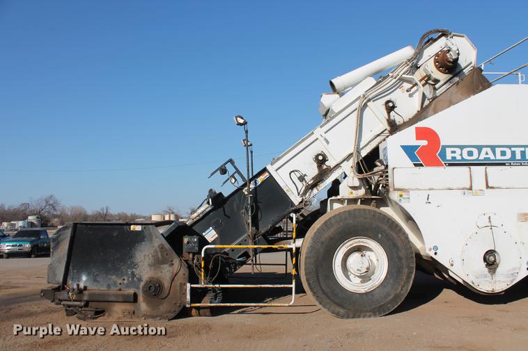 image for item DB5068 2013 Roadtec SB-2500E Shuttle Buggy material transfer vehicle