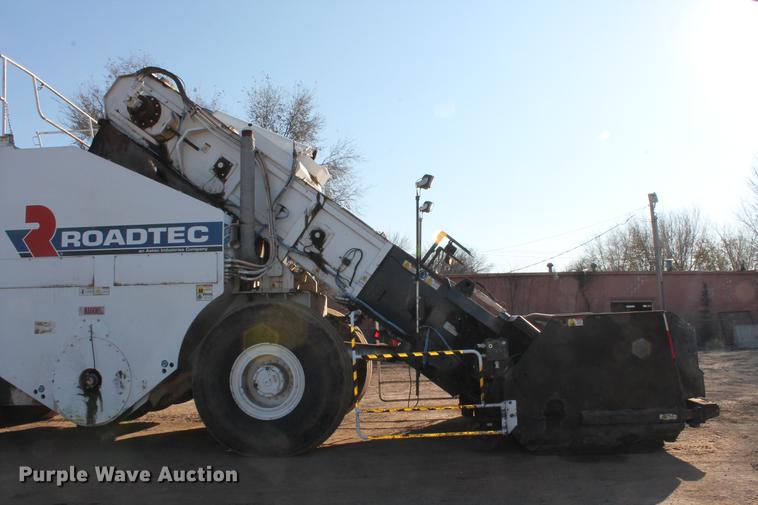 image for item DB5068 2013 Roadtec SB-2500E Shuttle Buggy material transfer vehicle