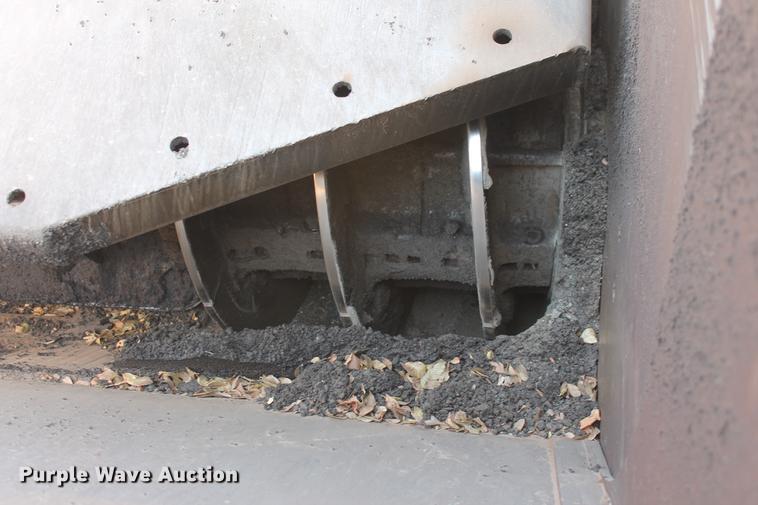 image for item DB5068 2013 Roadtec SB-2500E Shuttle Buggy material transfer vehicle