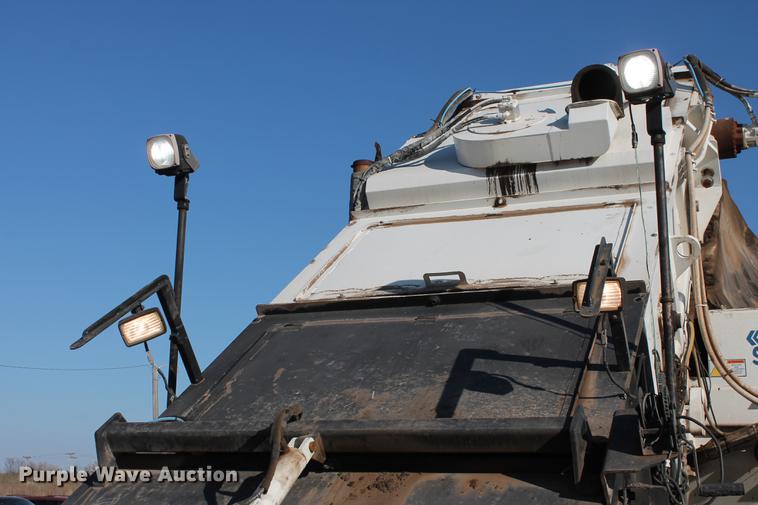 image for item DB5068 2013 Roadtec SB-2500E Shuttle Buggy material transfer vehicle