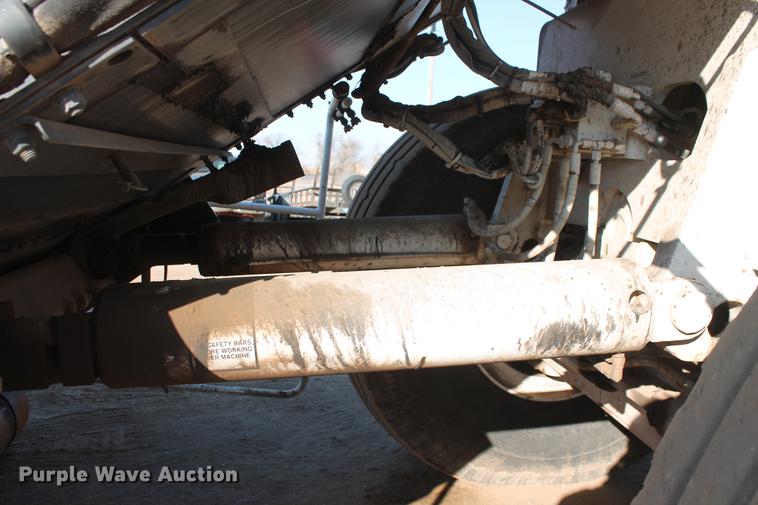 image for item DB5068 2013 Roadtec SB-2500E Shuttle Buggy material transfer vehicle