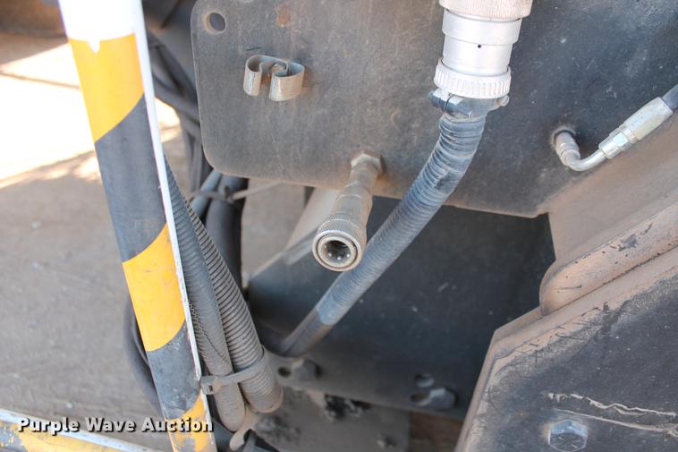 image for item DB5068 2013 Roadtec SB-2500E Shuttle Buggy material transfer vehicle