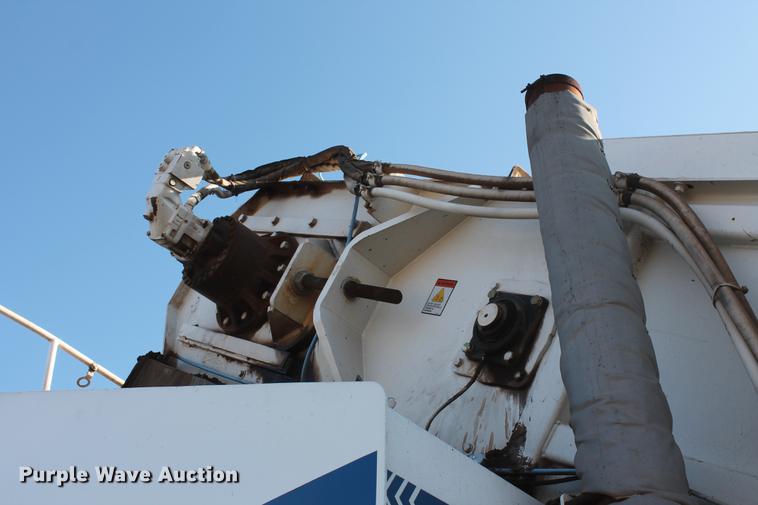 image for item DB5068 2013 Roadtec SB-2500E Shuttle Buggy material transfer vehicle