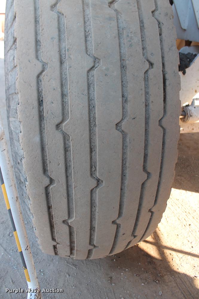 image for item DB5068 2013 Roadtec SB-2500E Shuttle Buggy material transfer vehicle