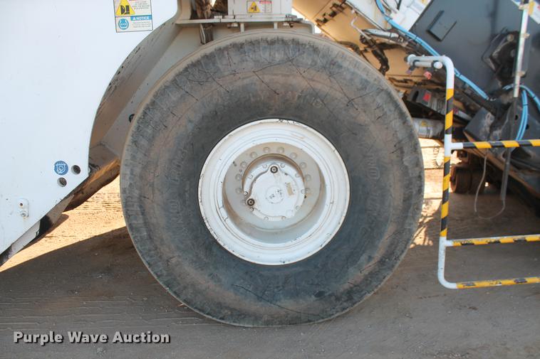 image for item DB5068 2013 Roadtec SB-2500E Shuttle Buggy material transfer vehicle