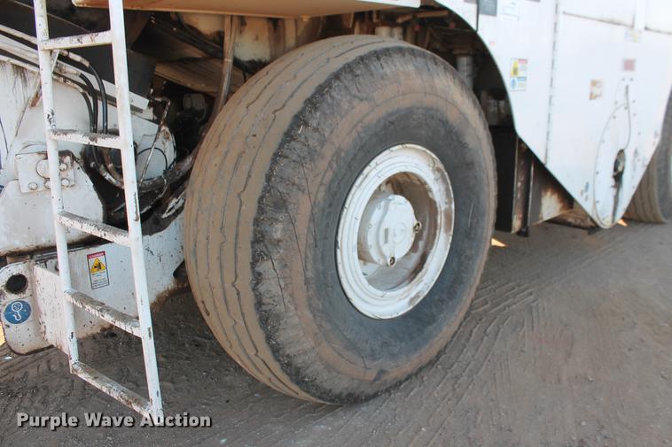 image for item DB5068 2013 Roadtec SB-2500E Shuttle Buggy material transfer vehicle