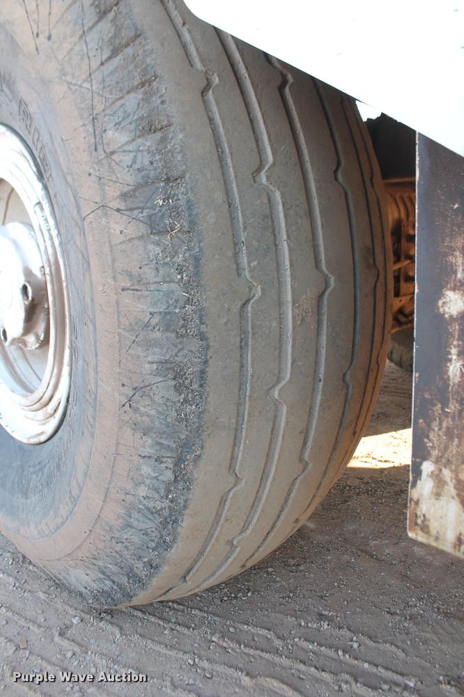 image for item DB5068 2013 Roadtec SB-2500E Shuttle Buggy material transfer vehicle