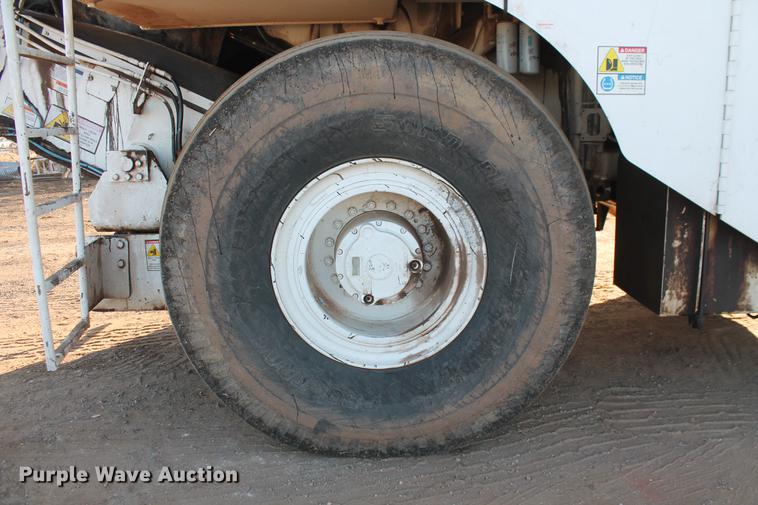 image for item DB5068 2013 Roadtec SB-2500E Shuttle Buggy material transfer vehicle