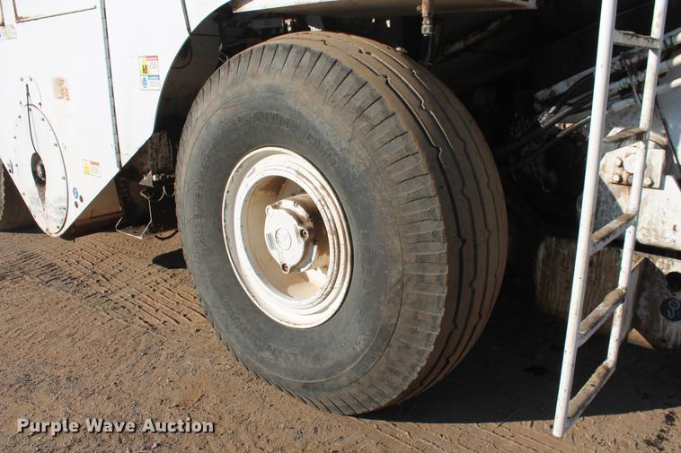 image for item DB5068 2013 Roadtec SB-2500E Shuttle Buggy material transfer vehicle